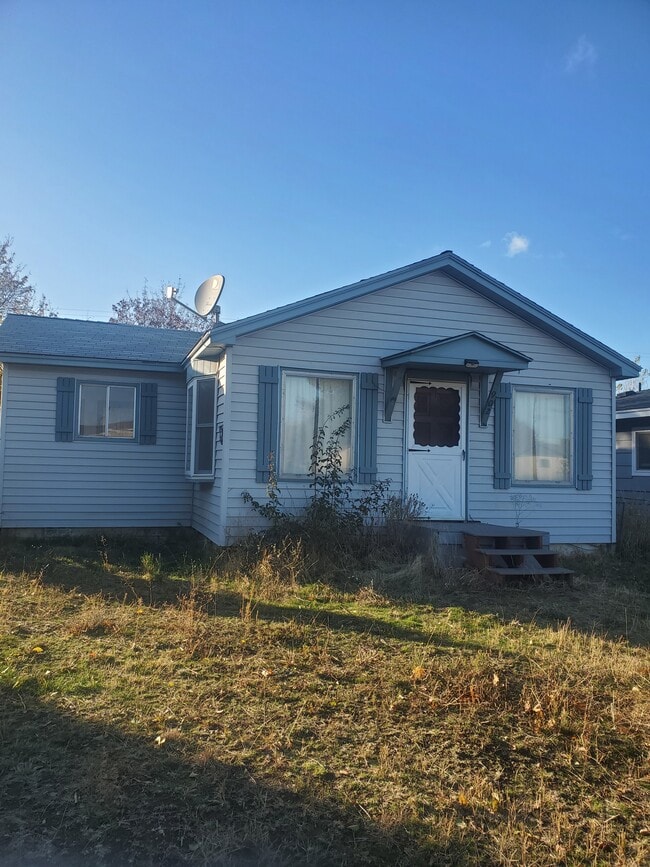 Building Photo - 902 S Lundstrom St