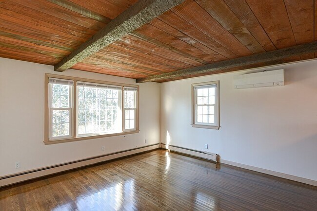 Building Photo - 110 Oswego St