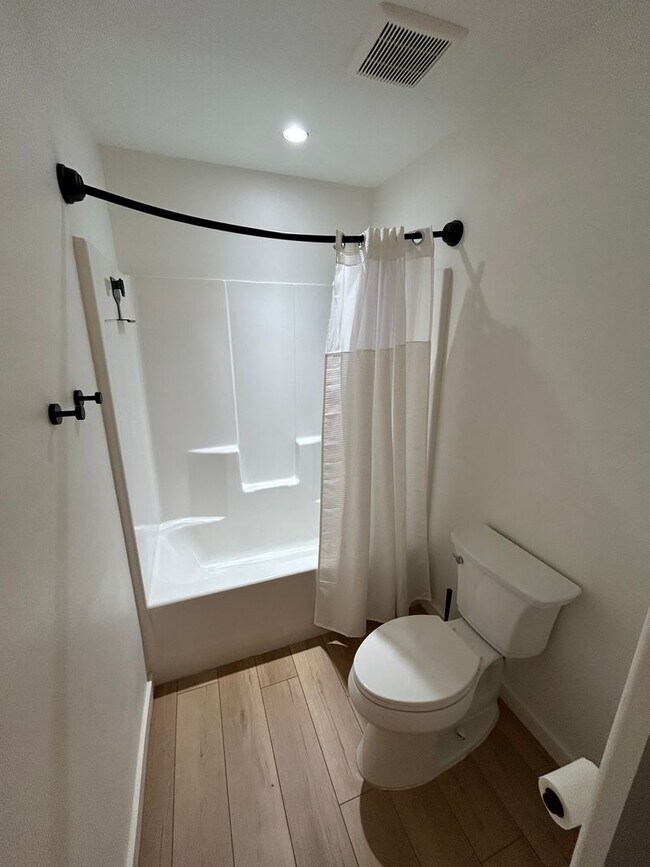 Building Photo - 4 bedroom, 2.5 Bath In Carlton- Great Location!