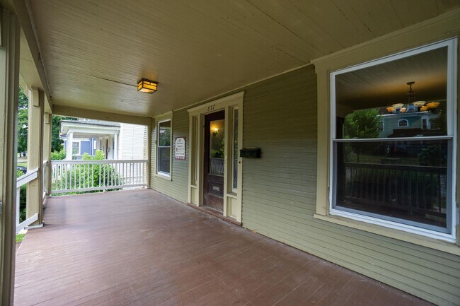 Building Photo - Spacious Single Family Home Available 8/1/26
