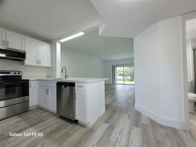 Building Photo - 8820 Royal Palm Blvd