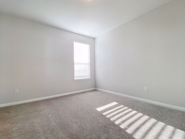 Building Photo - Beautiful and Spacious 4/BR 3.5/BA Modern ...