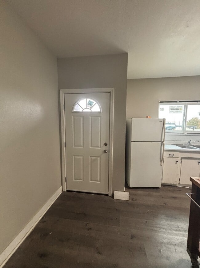 Building Photo - 616 B St