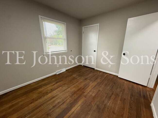 Building Photo - Newly Renovated 4 Bedroom Home with Hardwood Floors & Central A/C in Winston-Salem