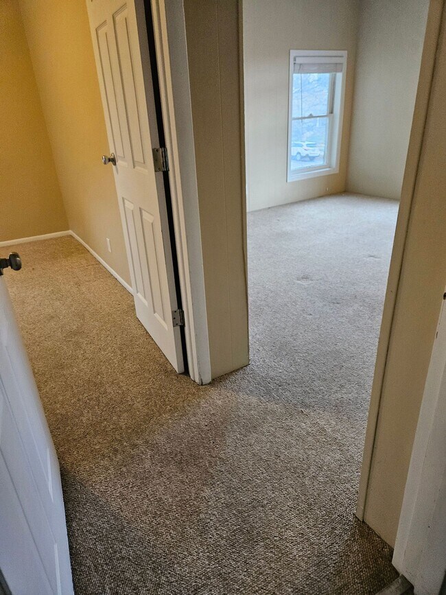 Building Photo - Highlands 1 Bedroom 1 Bath w/ Yard and Laundry!