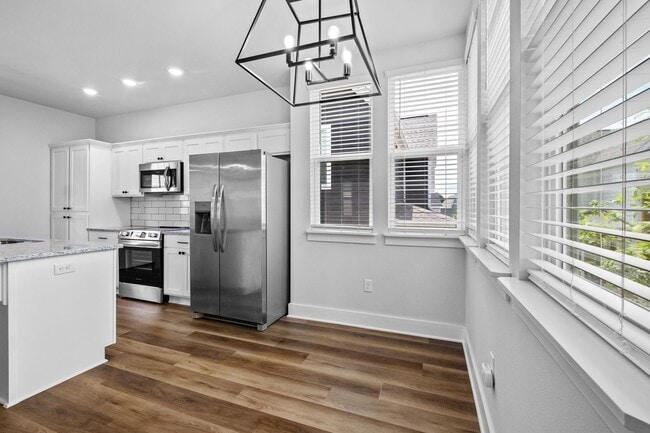 Building Photo - Beautiful and Modern Home!