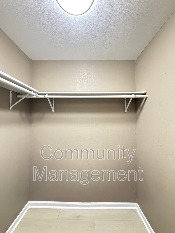 Building Photo - 2150 N Sherwood Forest Dr