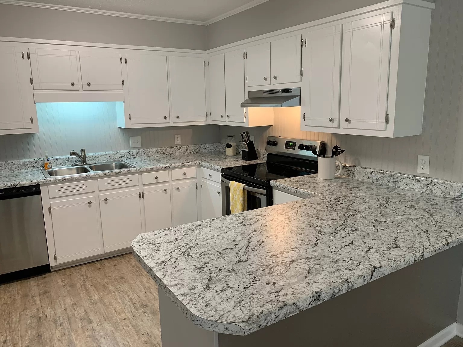 Bright kitchen with plenty of cabinet storage space - 113 Penny Ln