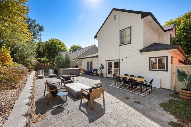 Building Photo - Beautiful 3 bed 2.5 bath home