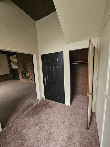 Building Photo - 2752 University Ave