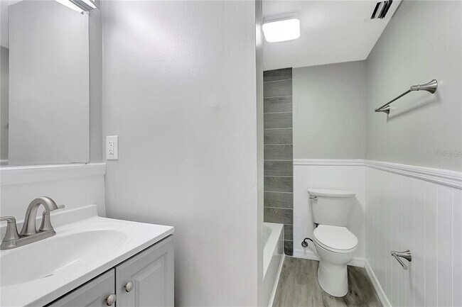 Building Photo - 709 Russell Ln