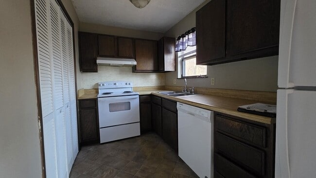 Building Photo - Townhouse in Smoketree Apartments