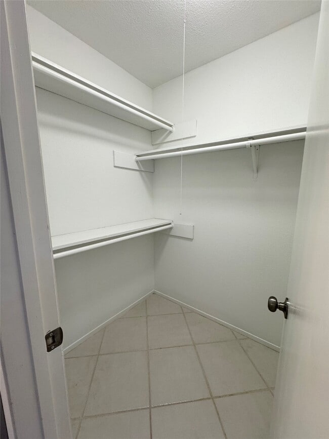 Building Photo - 4702 Hickorygate Dr