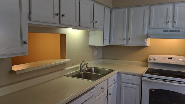 Building Photo - AUGUST 2026!!!  2 bedroom, 1.5 bath 2-story condo in Coralville