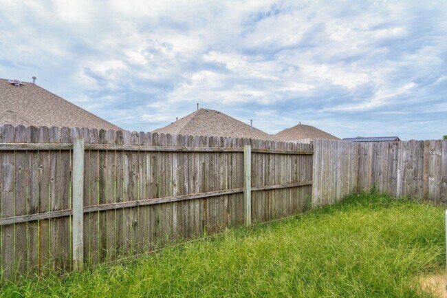 Building Photo - $350 Off First Month's Rent Move In Special!! Duplex in Yukon, Available Now!