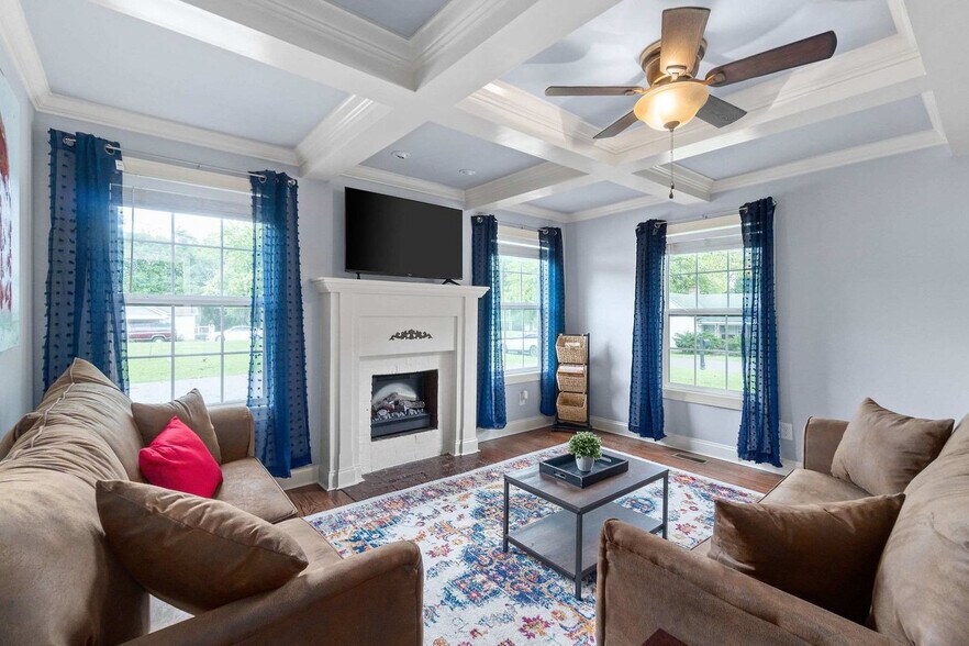 Building Photo - 206 E Street-SI ID1367378P