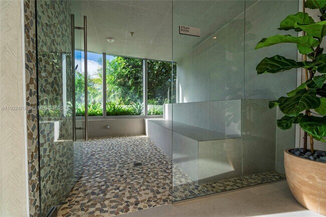 Building Photo - 700 NE 24th St