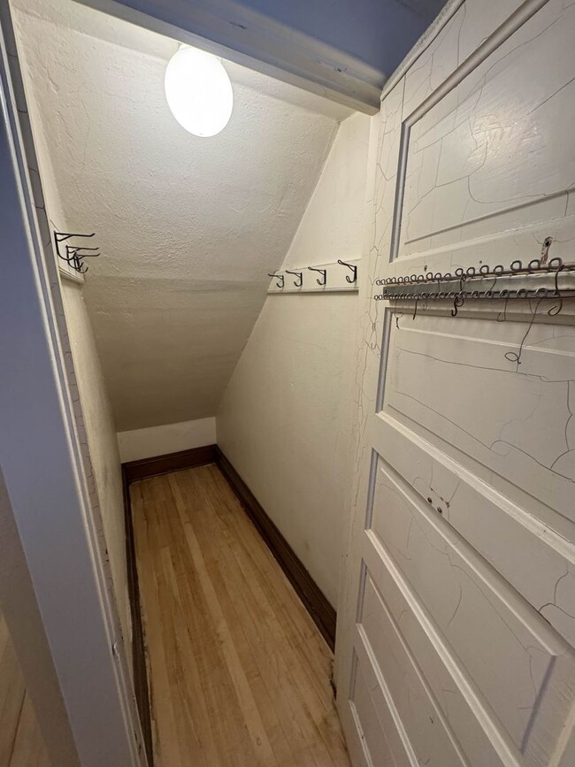 Building Photo - 3 Bedroom Freshly Renovated Family Home in Houghton