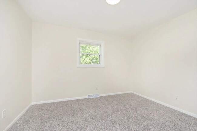 Building Photo - Renovated Duplex: Move-In Ready! 3 Bed, 1....