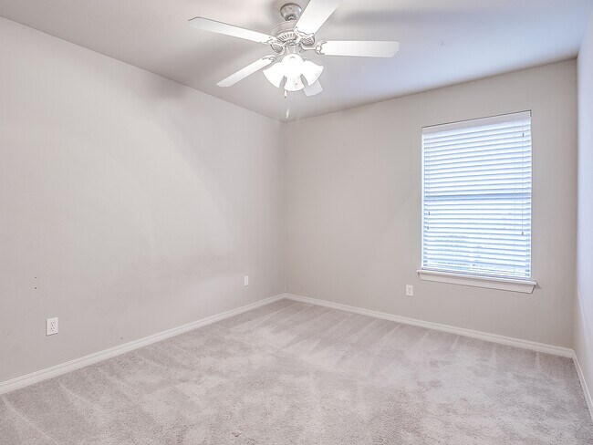 Building Photo - 4 Bedrooms/2 Baths/3Car - Deer Creek Schools - Gated Community of North Roselake Villas