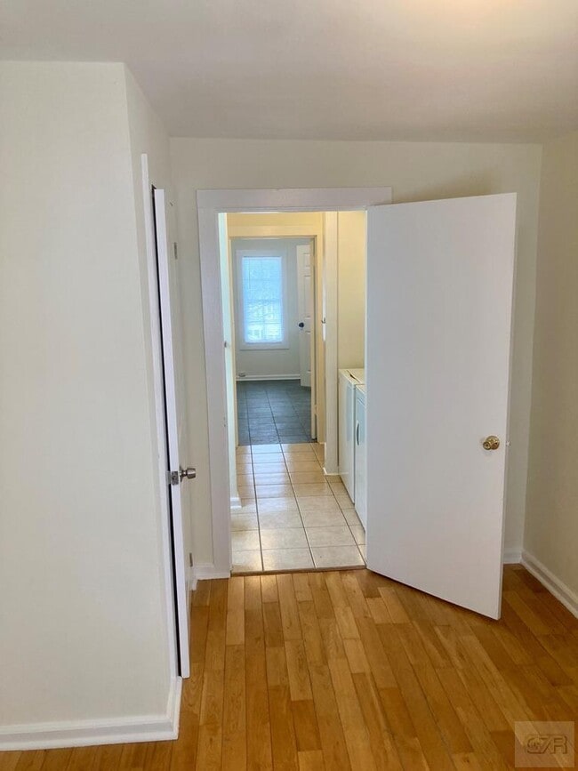 Building Photo - 817 10th St