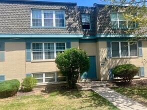 Building Photo - 3 Bedroom available Near Cherry Creek State Park!