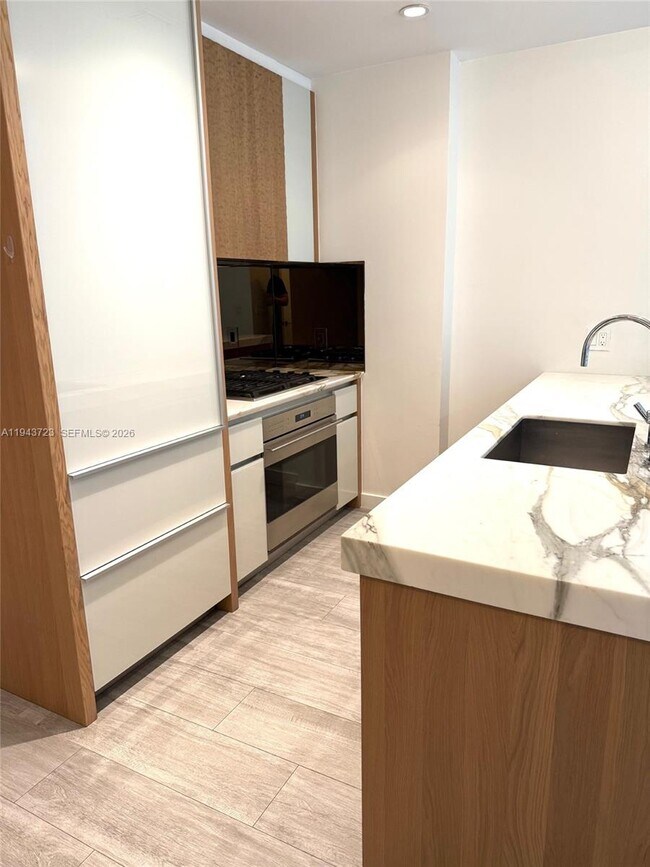 Building Photo - 2831 S Bayshore Dr