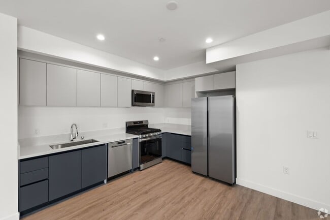 Building Photo - HUGE Studio 402!!! FREE MONTH O.A.C