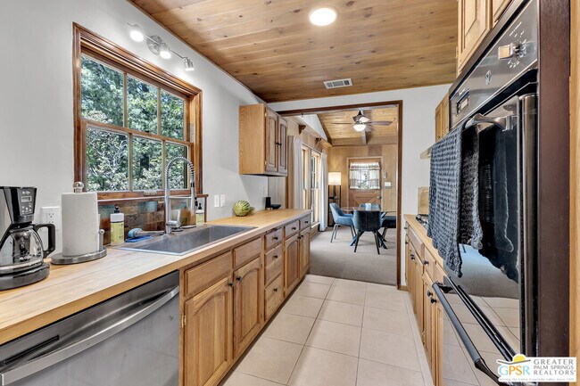 Building Photo - 25465 Seneca Dr