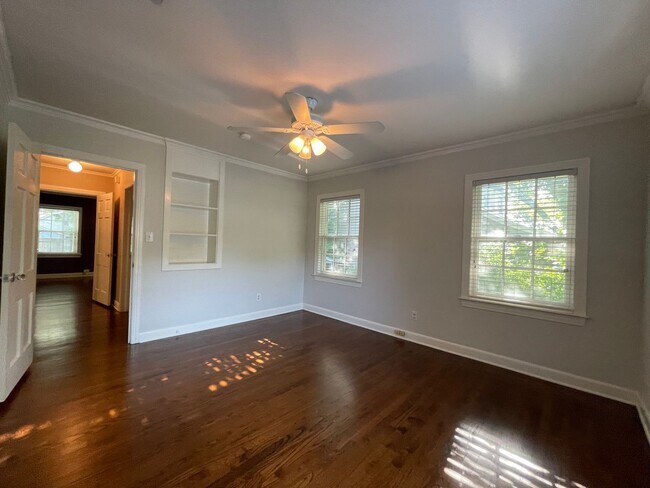 Building Photo - AVAILABLE NOW --3 BEDROOM 2 BATH HOME IN T...