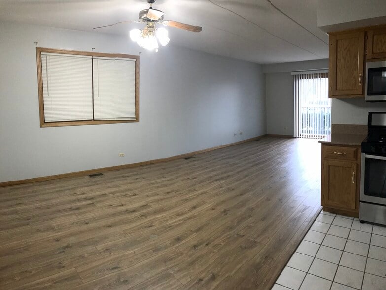 sunny large living space - 3121 S Harlem Ave