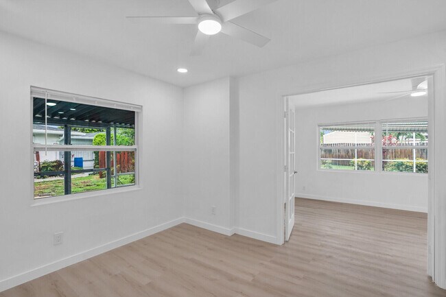 Building Photo - 865 SE Tierra Ct