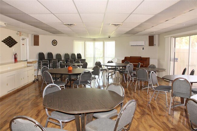 Building Photo - 4240 Ironwood Cir