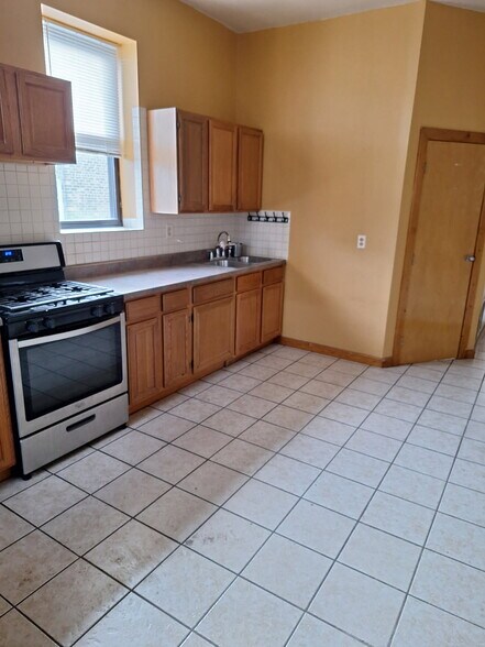 Building Photo - 2136 W Cermak Rd