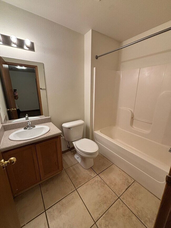 Building Photo - 305-307 E. Asher Ct.