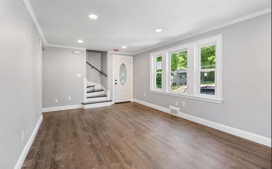 Building Photo - 71 Gladeside Ave