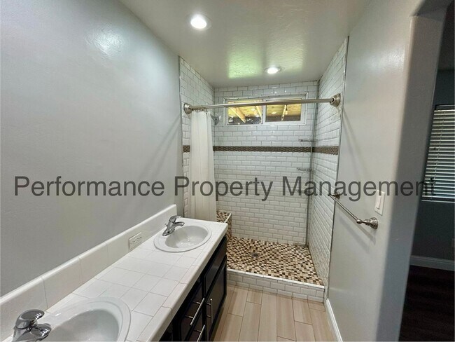 Building Photo - Stunning 4 Bed/2 Bath in SW Bakersfield w/...