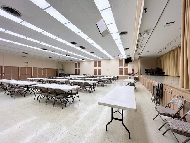 Building Photo - 620 Horizon W