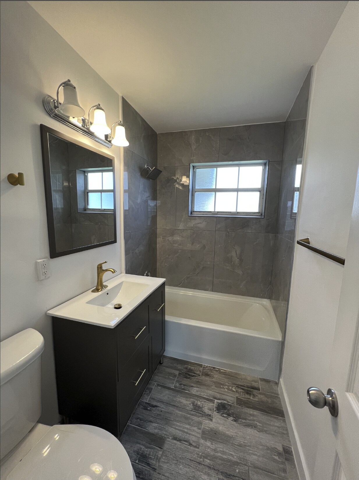 Building Photo - 1011 Bianca Dr NE