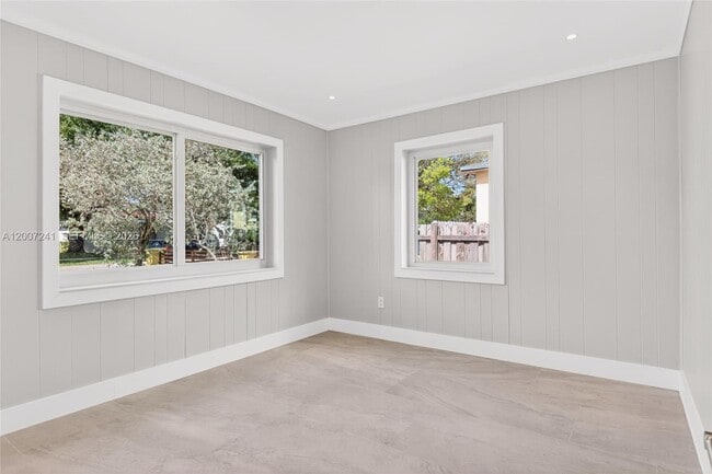 Building Photo - 1250 NE 133rd St