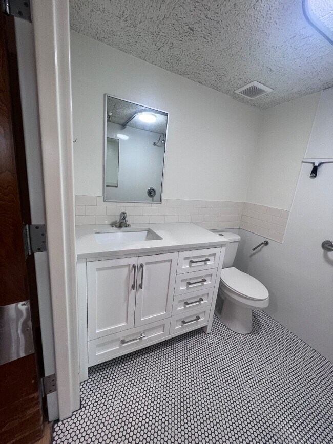 Building Photo - 460 W 600 N