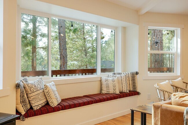 Building Photo - Furnished Rental in Desirable NW Bend Neighborhood