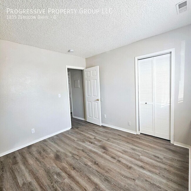Building Photo - 1835 Zebulon Dr