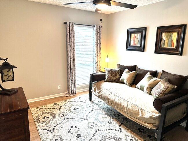 Building Photo - 515 Basswood Ave