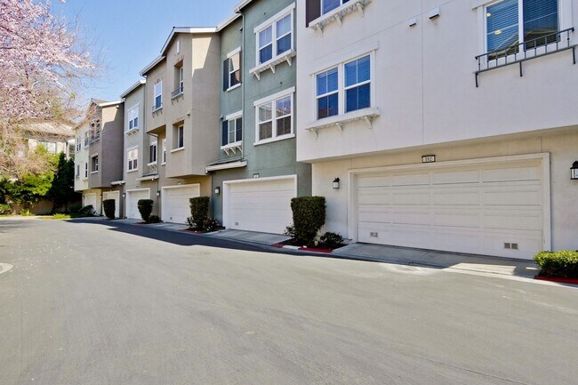 Building Photo - Wow! What a Great Home! Available Now!