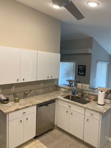 Kitchen - 207 Lewis Cir