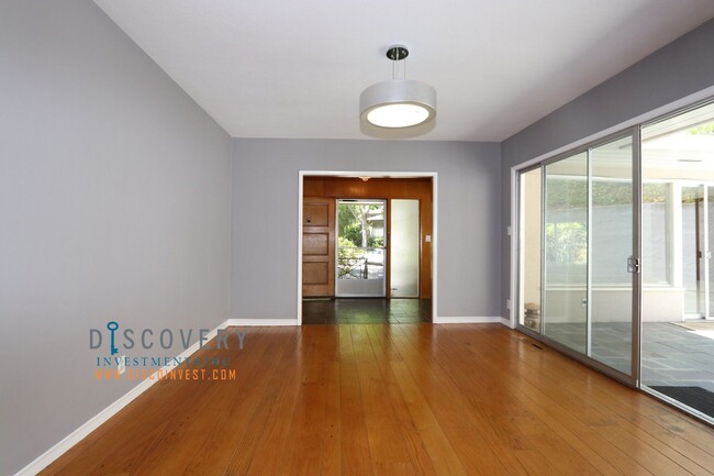 Building Photo - Piedmont Mid-Century 5 Bedroom 4.5 Bathroo...