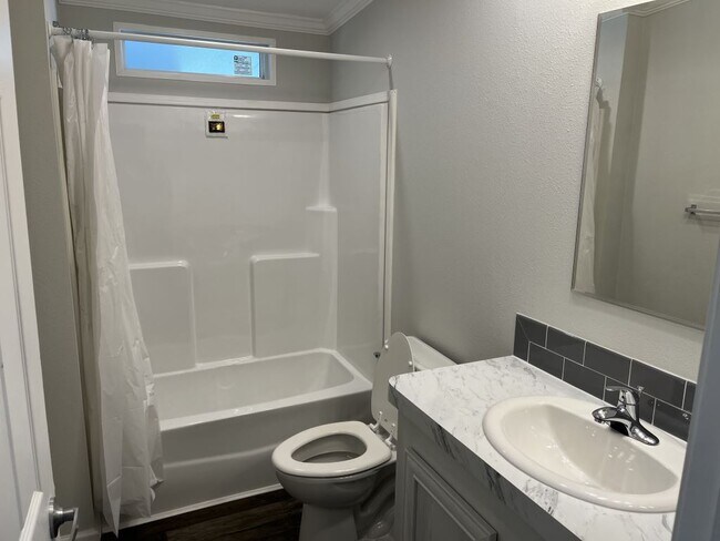 Building Photo - 349 Talbot St