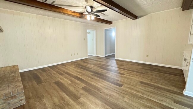 Building Photo - 105 Williamsburg Dr