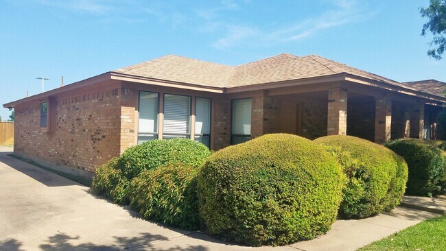 Building Photo - Spacious, Remodeled Duplex Unit Near Hulen...